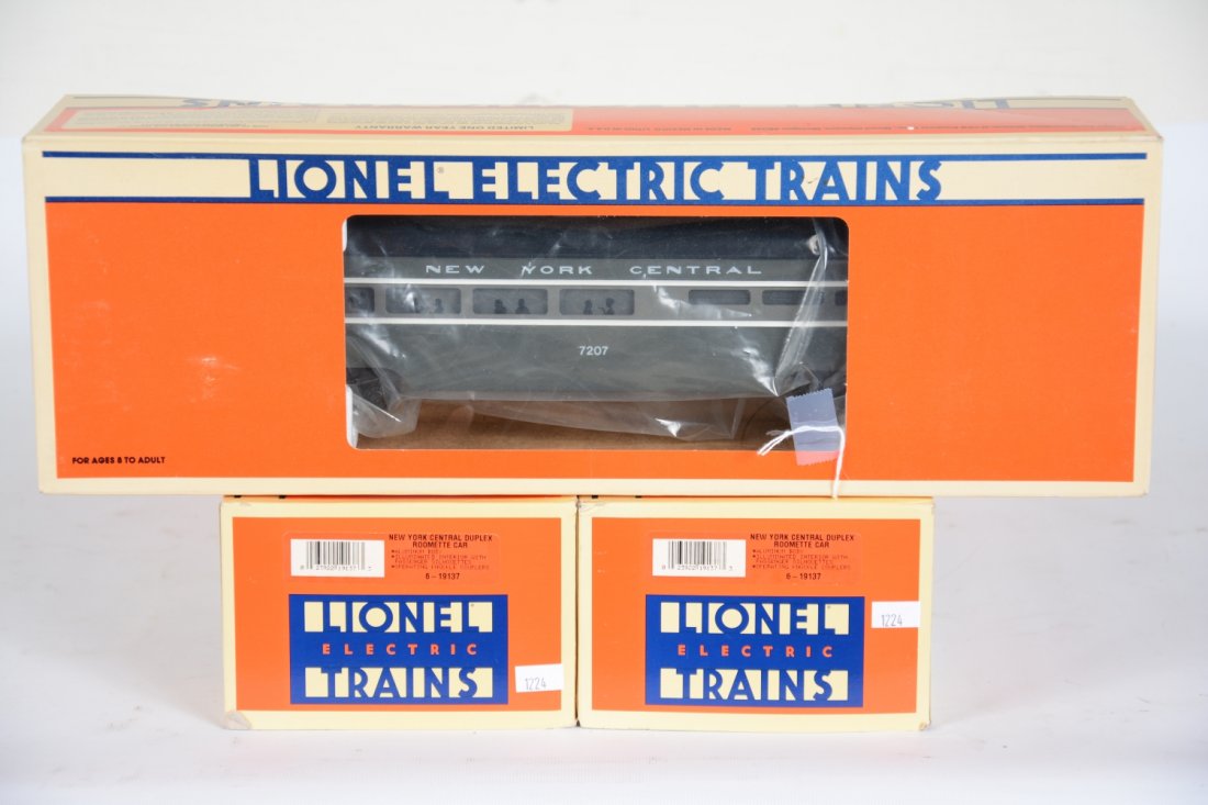 Lionel NYC Streamline Extension Cars: Includes 7207 diner; 2 #19137 Roomette cars. They have test run wheels and boxes, C9
