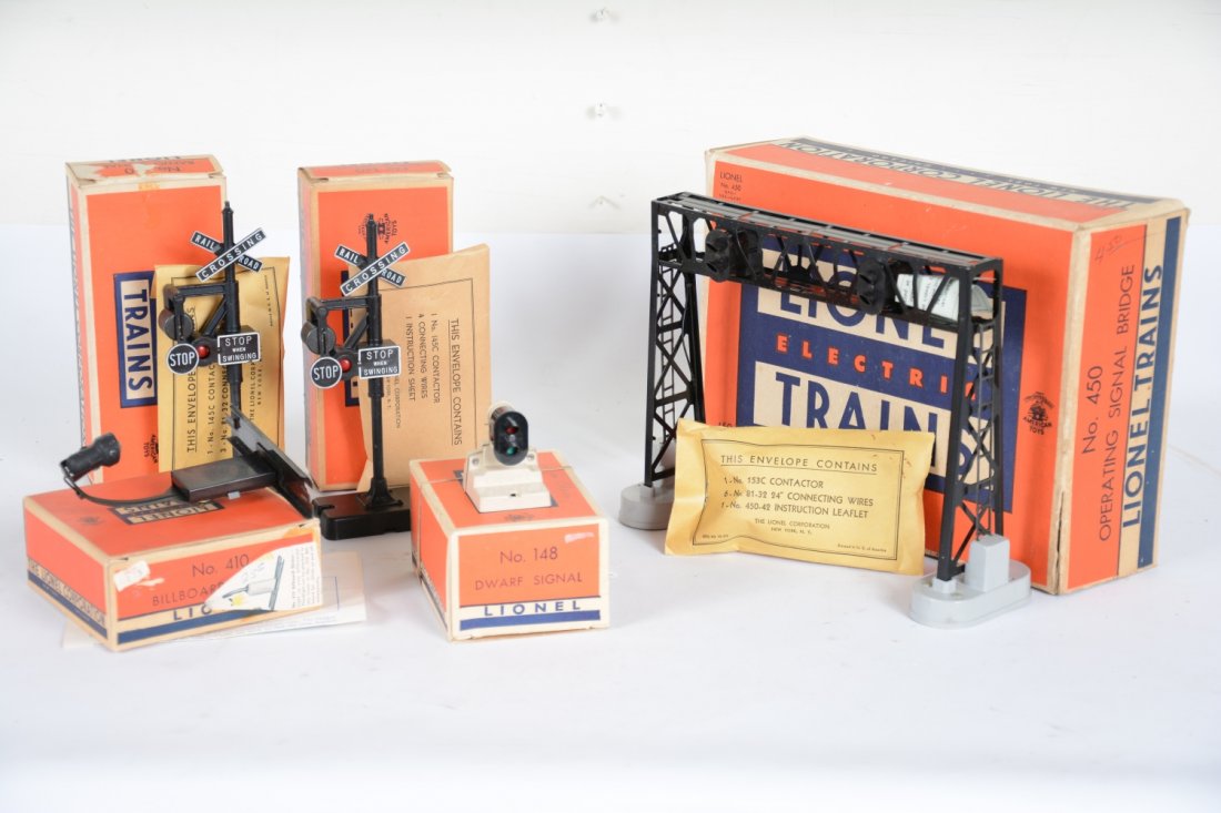 LN Boxed Lionel Accessories: Includes a 450 signal bridge with sealed packet, C10; 410 billboard blinker with instructions, ob has catalog image glued to flap, C9; 2 #140 banjo signals with 145 & 252 packets, C8+; 148 dwarf signa