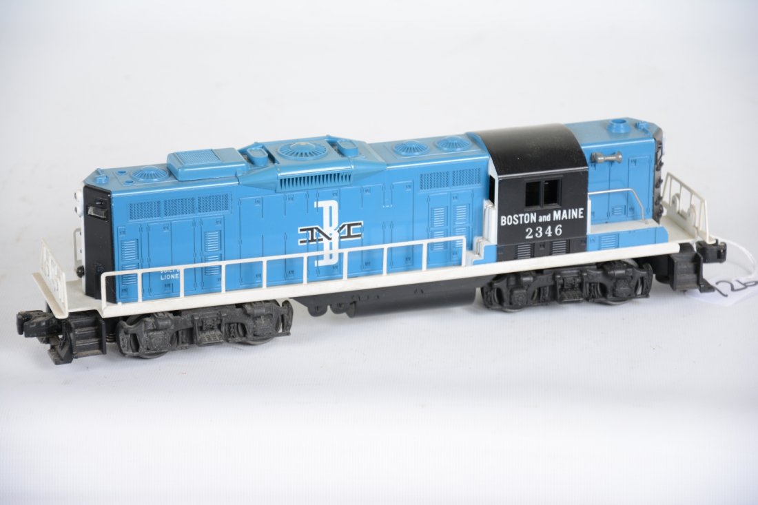 Nice Lionel 2346 B&M GP9 Diesel: Clean with nice semi-gloss patina. The battery box is clean and it shows very light runtime, C8 Nice.