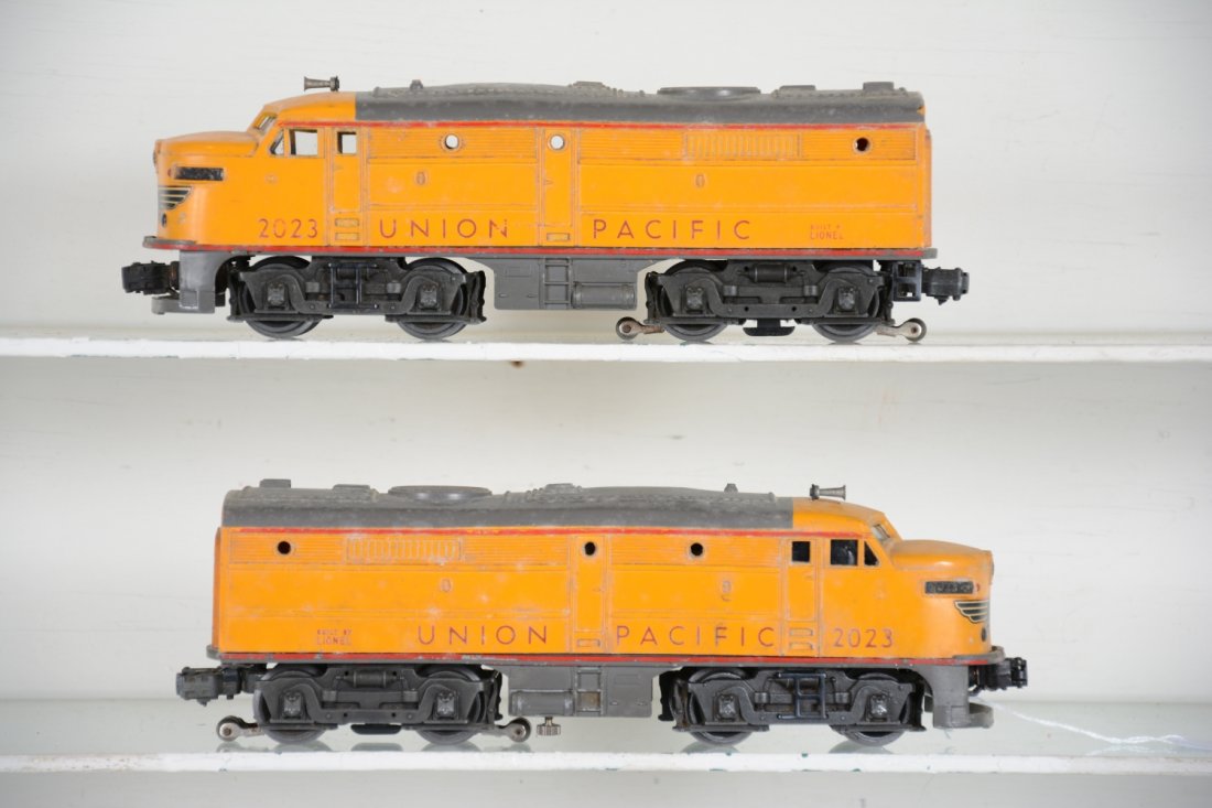 Lionel 2023 Anniversary Diesels: 1950 production. UP AA diesels with matching graphic showing light mildew. Battery box shows minor corrosion on frame, inside clean with no cover. They show moderate to heavy playwear, C5
