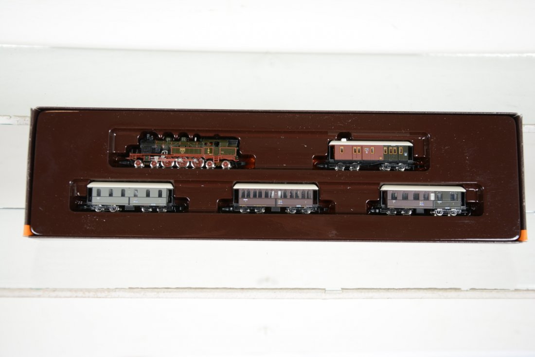 Marklin Z Gauge 8119 Belgian Passenger Set: Includes a 4-6-4 tank loco with 4 passenger cars. The set is new in set box, C10