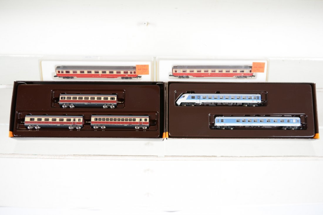 Marklin Z Gauge Passenger Cars: Includes 8793 extension streamline 3-pack in cream & red; 87751 cafe & observation set; 8734 & 8740 cream & red coaches. All are new in boxes, C10
