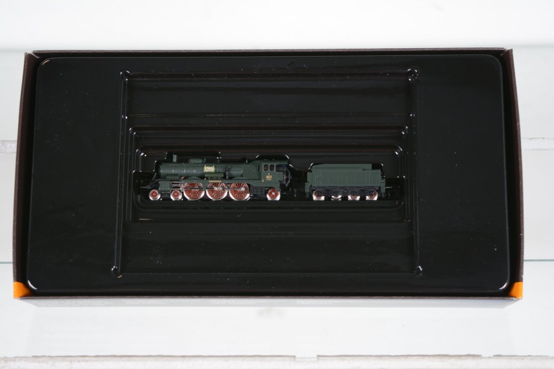 Marklin Z Gauge 88182 4000 Museum Locomotive: Nice model of the 4000 ME 4-6-2 loco. It is new in display box with brochure, C10