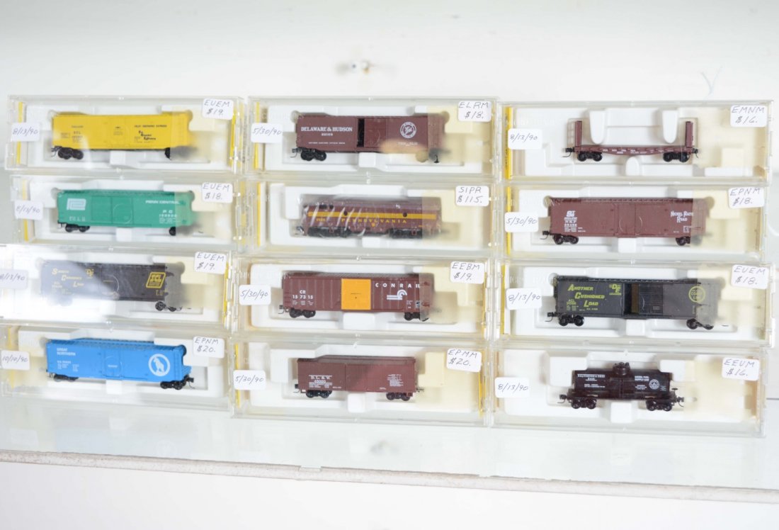 Micro-Trains Z Gauge PRR Diesel Set: Includes a 14002-2 PRR F7 diesel with 11 assorted American freight cars. All are new in boxes, C10