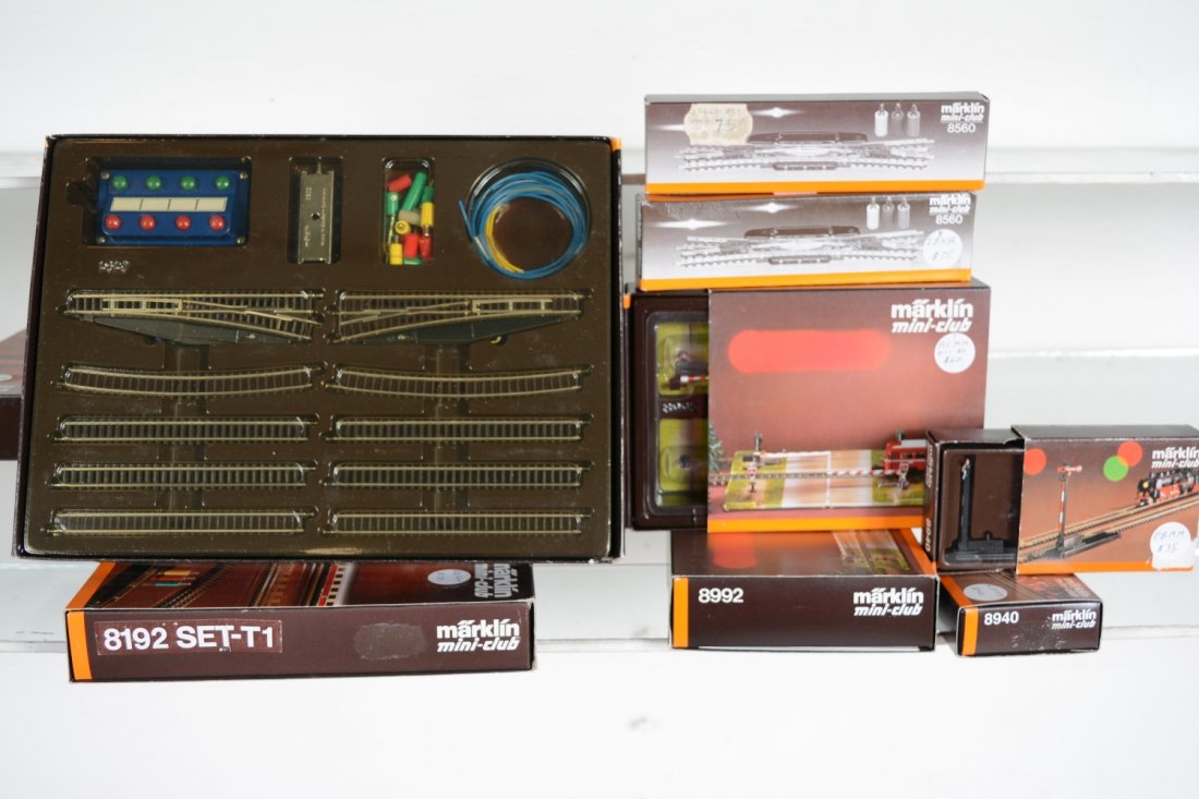 Marklin Z Gauge Track & Accessory Lot: Includes 8191 & 8192 track & remote switch extension sets; 2 #8560 double slip switch cross; 2 #8940 auto semaphore signals; 8992 electric grade crossings. All are new in boxes, C10