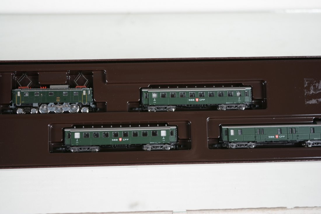 Marklin Z Gauge 81418 Swiss Passenger Set: Includes a 2-6-4 boxcab electric loco with 2 1st & 2nd class coaches and postal car. Set is new in setbox, C10