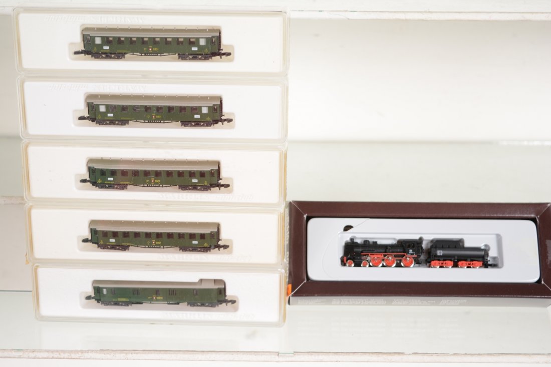 Marklin Z Gauge Steam Passenger Set: Includes an 88991 4-6-0 steam loco; 4 #8478 coaches; 8479 postal wagon. All appear new in boxes(loco box insert has a crack), otherwise C10