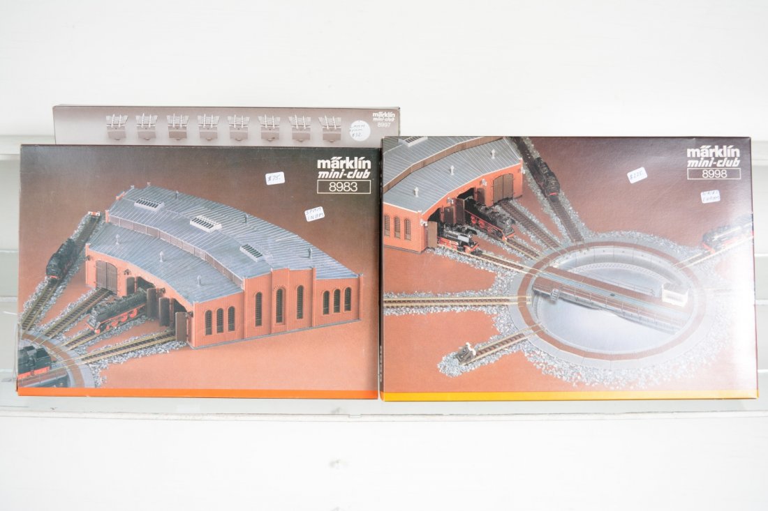 Marklin Z Gauge Roundhouse & Turntable: Includes an 8998 electric turntable with an 8983 3-stall roundhouse kit; 8997 extra siding clips. All are new in boxes, C10