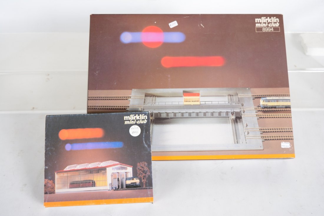 Marklin Z Gauge 8994 Transfer Table & Shed: Nice 5-track transfer table; 8980 2-stall engine shed. It is new in box, C10