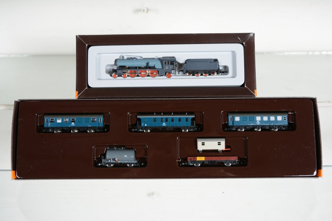 Marklin Z Gauge Steam Passenger Set: Includes an 88180 4-6-2 steam loco; 8776 5-pc passenger/Freight assortment. All are new in boxes, C10