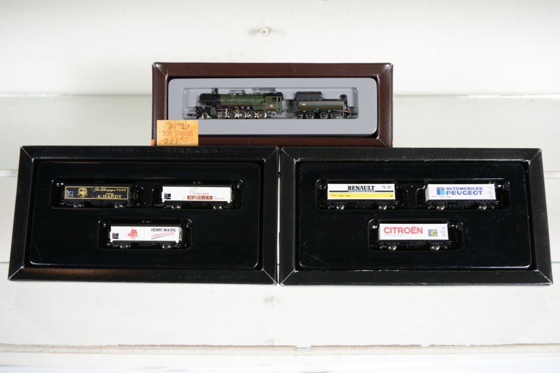 Marklin Z Gauge French Steam Freight Set: Includes an 88833 SNCF 2-10-0 steam loco; 88126 3 French container flats; 8125 3 French reefer cars. All are new in boxes, C10