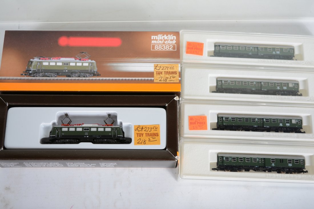 Marklin Z Gauge DB Passenger Set: Includes an 88382 BO-BO electric loco; 8753 1st & 2nd class coach; 2 #8754 2nd class coaches; 8755 coach/postal car. All are new in boxes, C10
