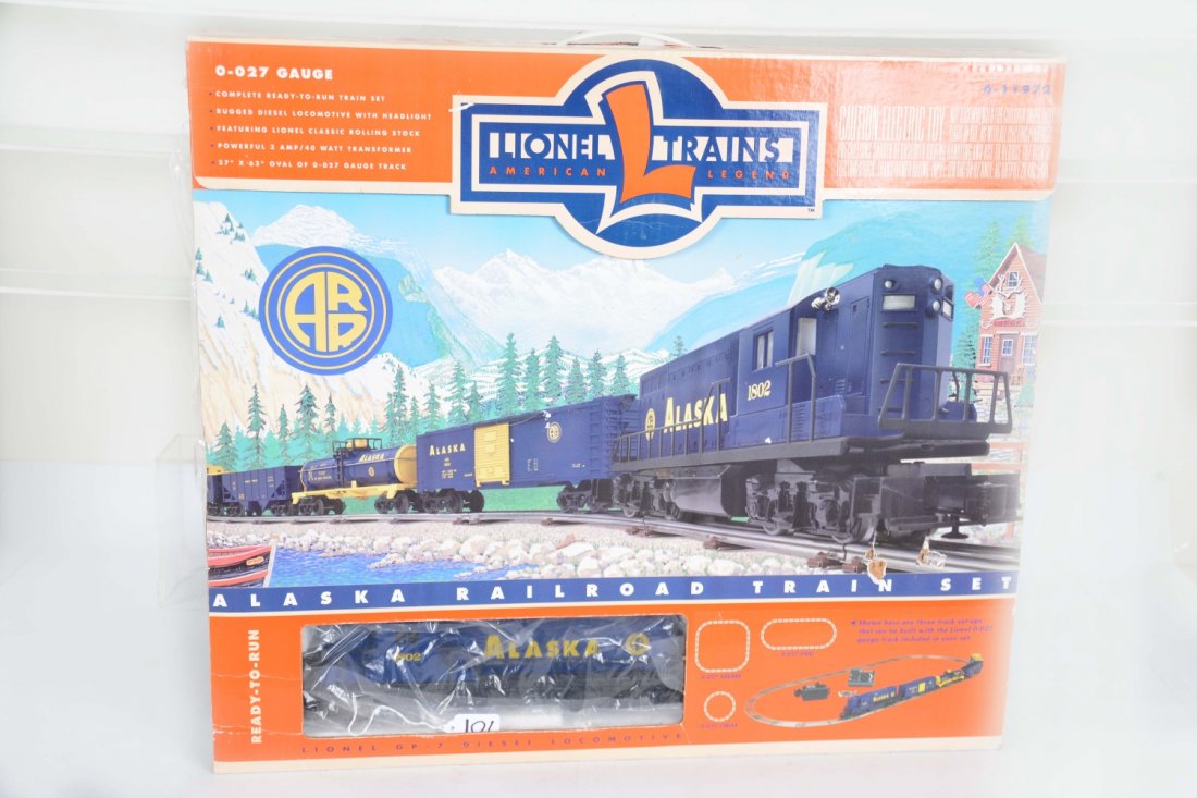 Lionel 11972 Alaska Train Set: Nice starter set with Alaska GP7 diesel with 4 matching Freight cars, track & transformer. It has been lightly run with setbox and insert, C8