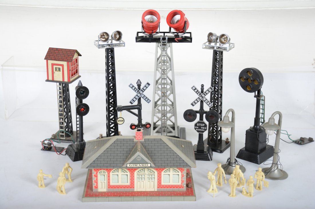 Marx Accessory Lot: Includes black plastic banjo signs; Block signal; line signal; flasher, plus 2 floodlight towers, plastic floodlight; 2 lampposts; whistle station, control tower and a group of scarce figures. All sho