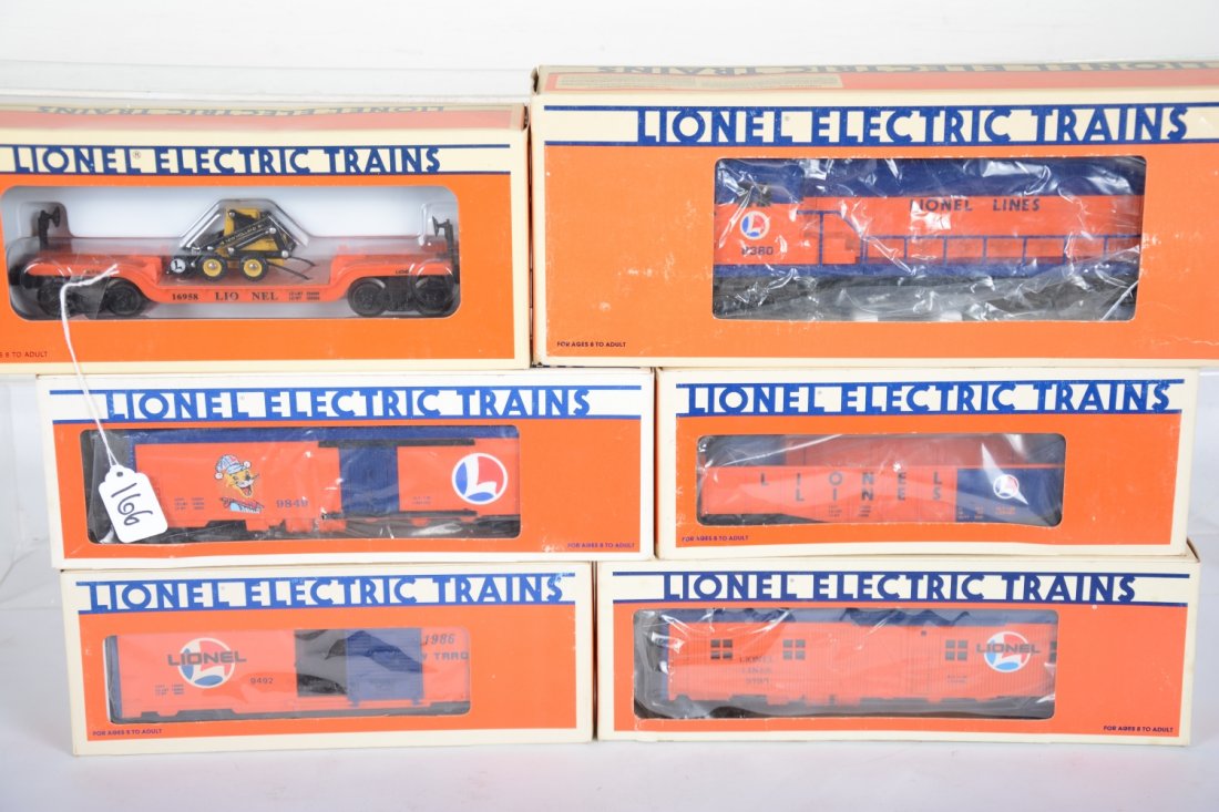 Lionel Diesel Freight Set: Includes an 8380 SD28 flat top diesel; 9492 boxcar; 16958 flat with loader; 9849 reefer; 6214 long gondola; 5733 bunk car. Some appear lightly run with C9 bodies and boxes, loco box dented.