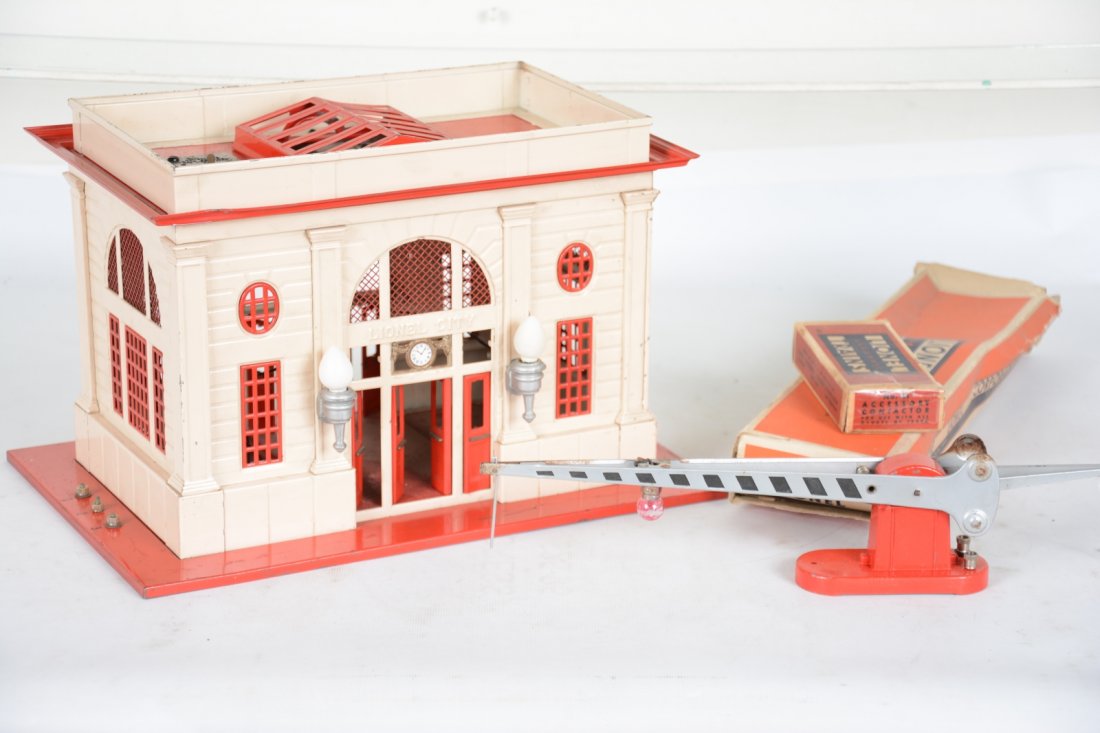 Lionel 115 & Boxed 152 Accessories: Includes a 115 stop station and boxed 152 crossing gate. They are clean & shiny, showing light to moderate playwear, C6+-7