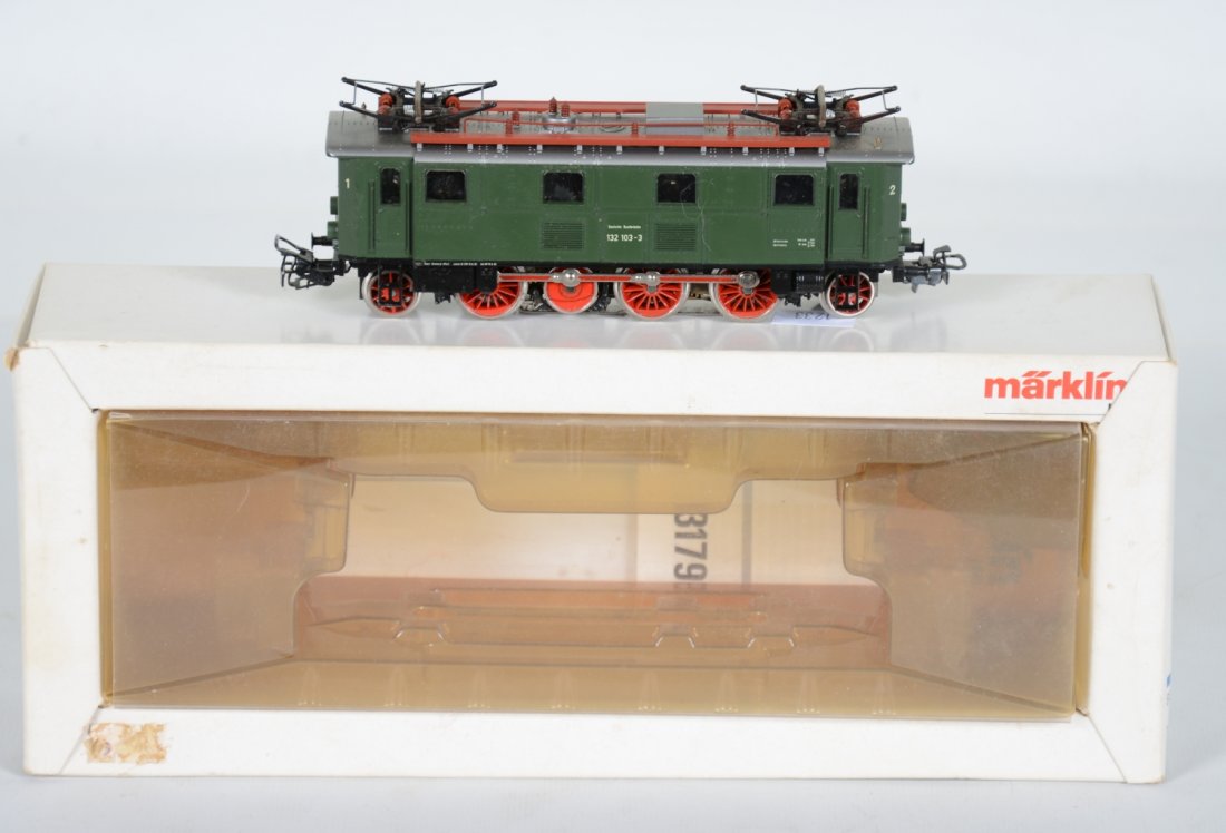 Marklin HO 3179 BR 132 Electric: Nice 2-6-2 electric. It is clean, showing light runtime with C9 body. It has its box & instructions, minus sleeve.