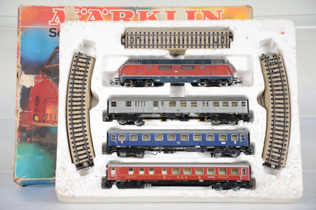 Marklin HO Diesel Passenger Set 3121: Includes a BOBO diesel with commuter coach; coach & diner. Cars have lights, with track. All show light to moderate playwear with worn insert and top, C7+