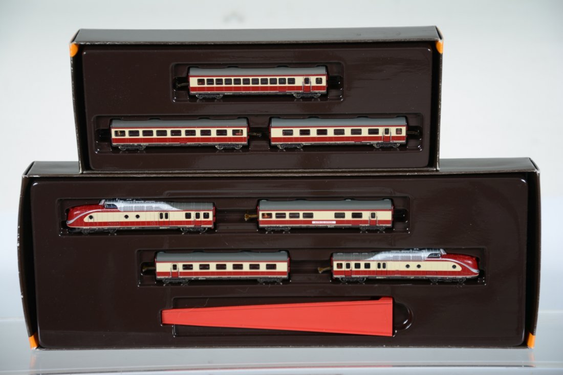 Marklin Z Gauge Streamliner Set: Includes an 88732 4-car set, plus the 87932 3-car extension set. All have been test run with boxes, C9