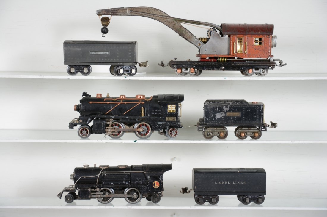 Lionel Pre War Lot: Includes a 259E steam loco; ; 261 steam loco, broken pilot; 262T cast tender incomplete; 2 #1689T tenders; 810 crane. All show moderate playwear, rest C5-5+