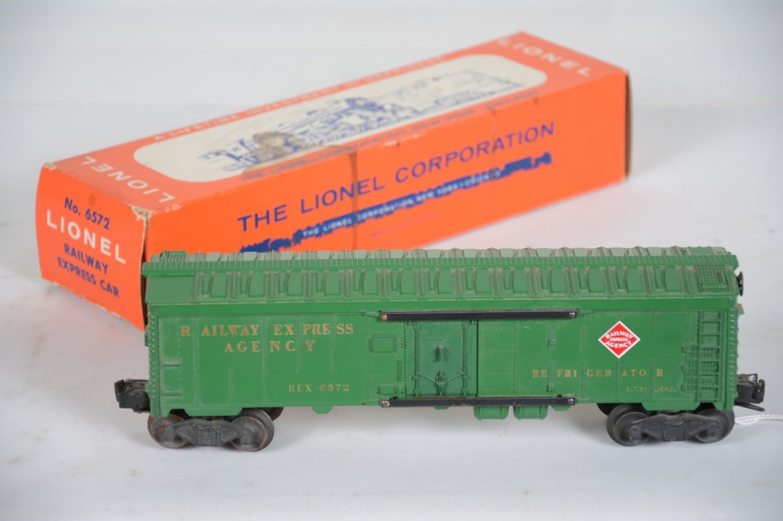 LN Boxed Lionel 6572 REA Reefer: 1960s version in lighter green. It is unrun, though 1 wheel has light oxidation. It could use a cleaning and has a stained box. Otherwise C9