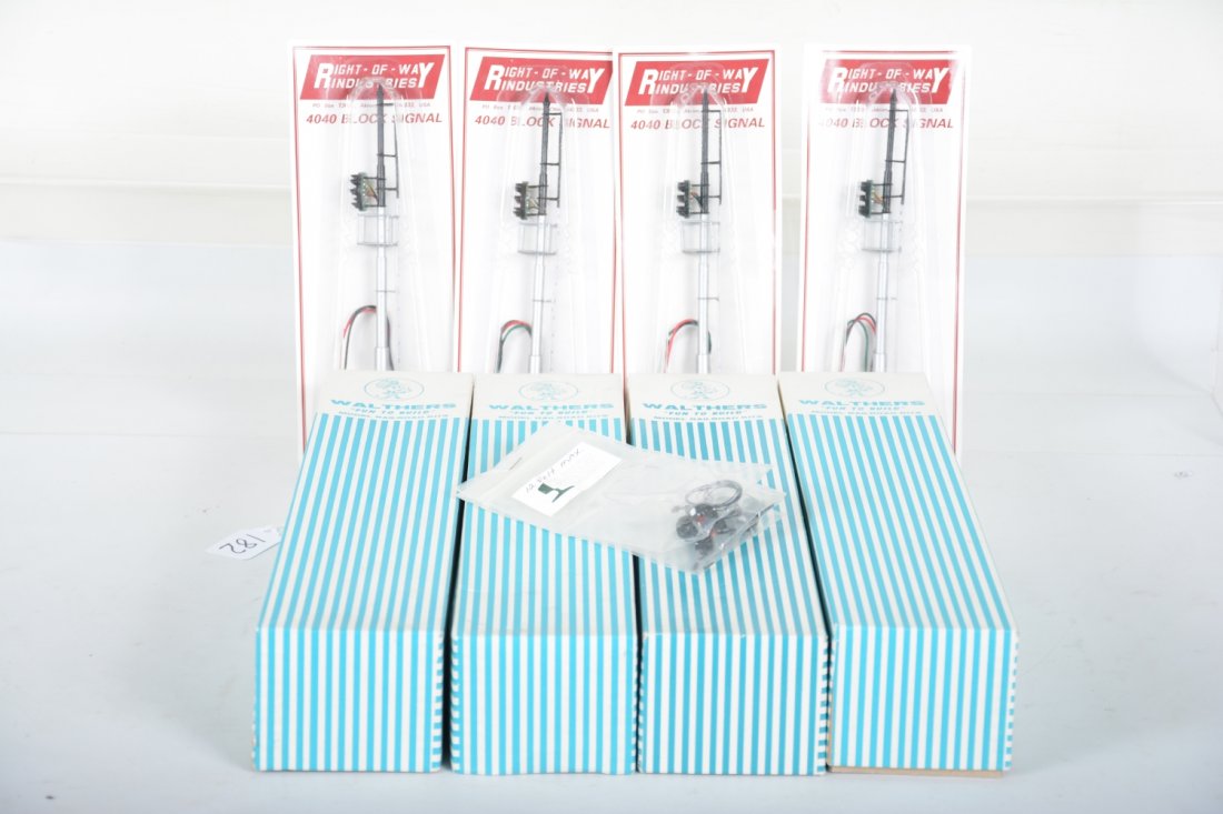 Scale O Gauge Train & Accessory Lot: Includes 4 Walthers 1959 O-scale heavyweight kits, including short radius coach; 9116 Oscar President's car; 2 #9112 The Piker cars; 4 Right-of-way block signals, sealed on cards; 4 switch lanterns. A