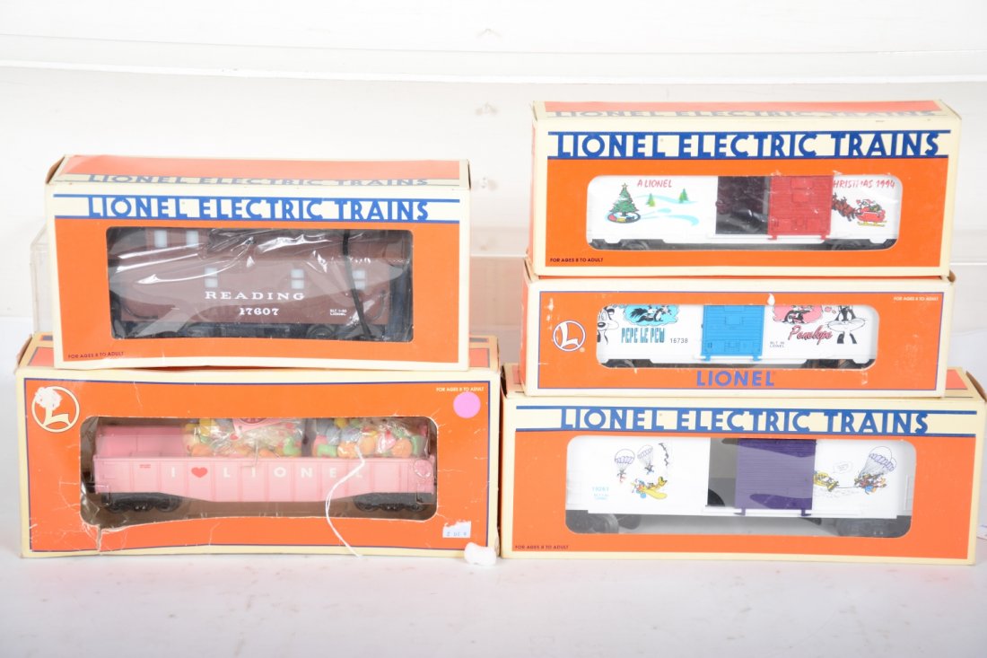 Lionel Freight Cars: Includes 17607 Reading Smoke caboose; 19261 Perils of Mickey boxcar; 19929 -1994 Christmas boxcar; 19459 Valentines gondola(candy not for consumption), ob worn; 16738 Pepe Le Pew boxcar. Cars appear n