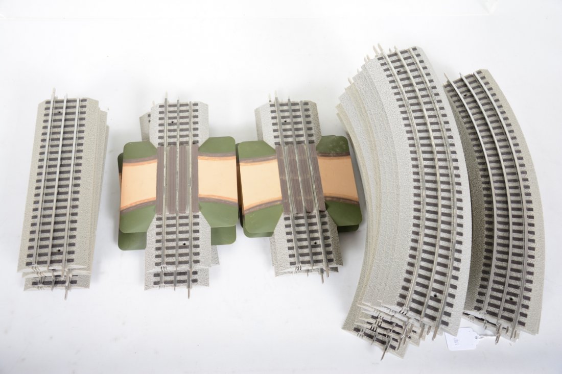 Lionel FasTrack Lot: Includes 16 -036 curves; 4 -10" straights; 5 -10" grade crossings. All are clean and show light runtime, C8+