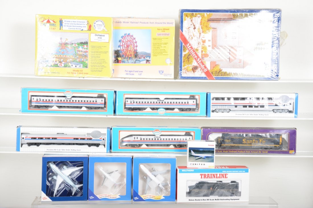 HO Trains & Accessory Lot: Includes an IHC SF C-628 diesel(1814); Walthers 931-205 PRR FA-1 diesel; Model Power Amtrak Harriman diesel with 2 matching coaches; Bachmann Silver Series 13110 Amtrak café; 13032 full dome, both Ph