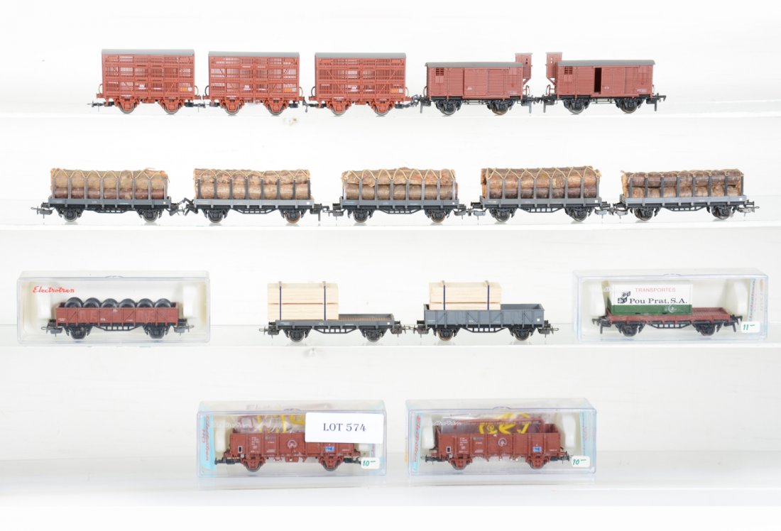 Electrotren HO Freight Cars: Marklin compatible cars, include Flatcars include 2 #1107; 2 #855x; 3 #1923; 2 boxed 1250; boxed 1100 & 1021; 5 -11.5cm 1670 log flats. All show light runtime, C8