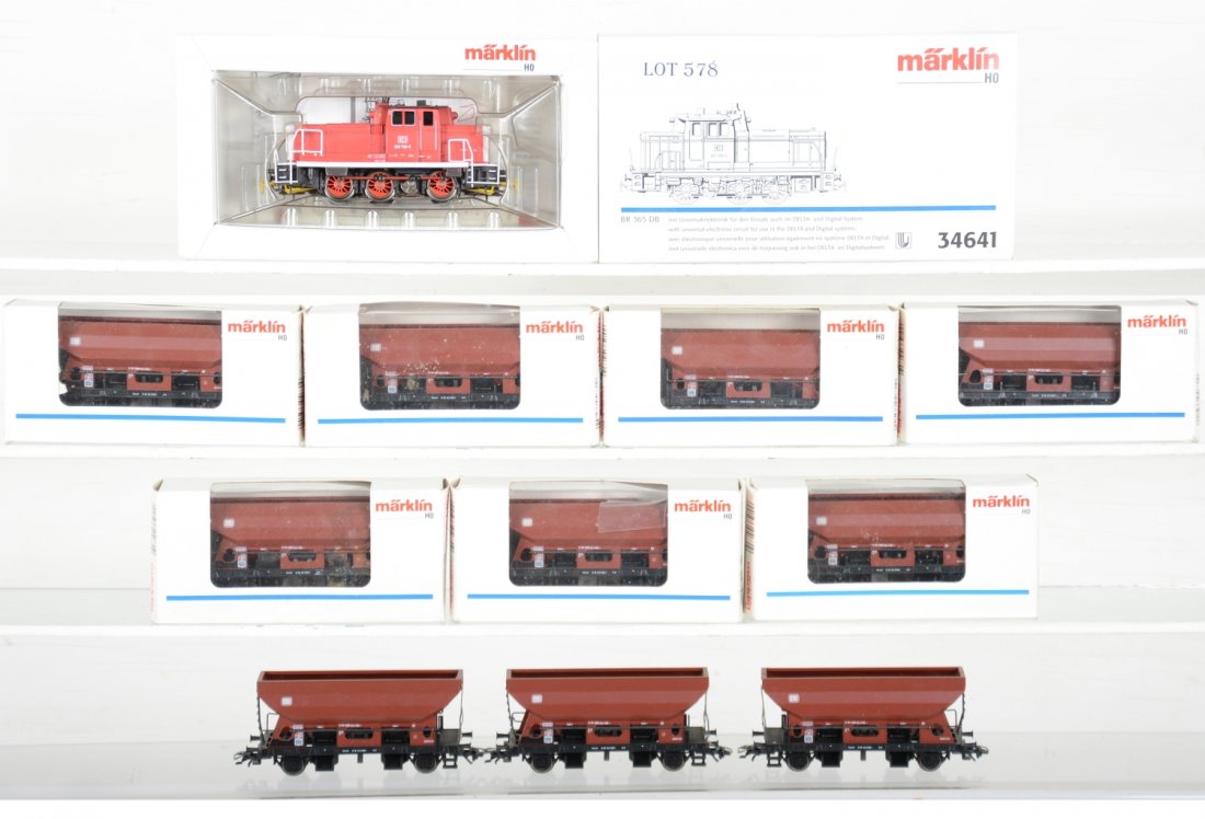 Marklin HO Diesel Hopper Train: Includes a 34641 12cm BR 365 DB Digital diesel loco with 10 #4631 high capacity hoppers, 3 missing boxes. All show light runtime, C8-9