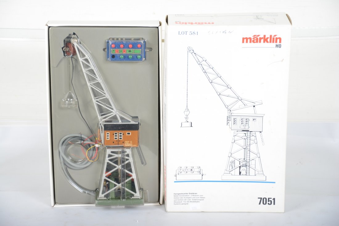 Late Marklin HO 7051 Magnetic Crane: Includes controller with box. It shows light playwear, C8