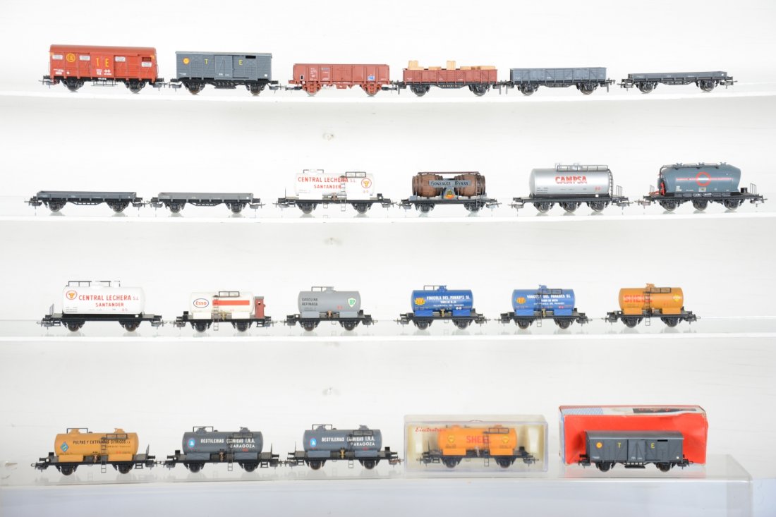 22+ Assorted Electrotren HO Freight Cars: Nice Marklin compatible cars including boxed 1507 tank, 1005 goods, plus 1707 tank, 1802 tank, 1704 tank and many others, all showing light playwear, C8