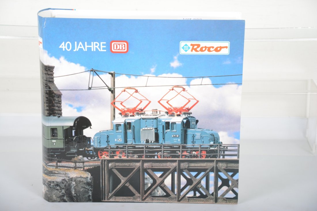 ROCO HO 43031 40th Year Anniv Set: Includes a 2-rail 13.5cm E71 electric with 4 passenger cars. Comes in a display box with book and peripherals. It is factory new, C10