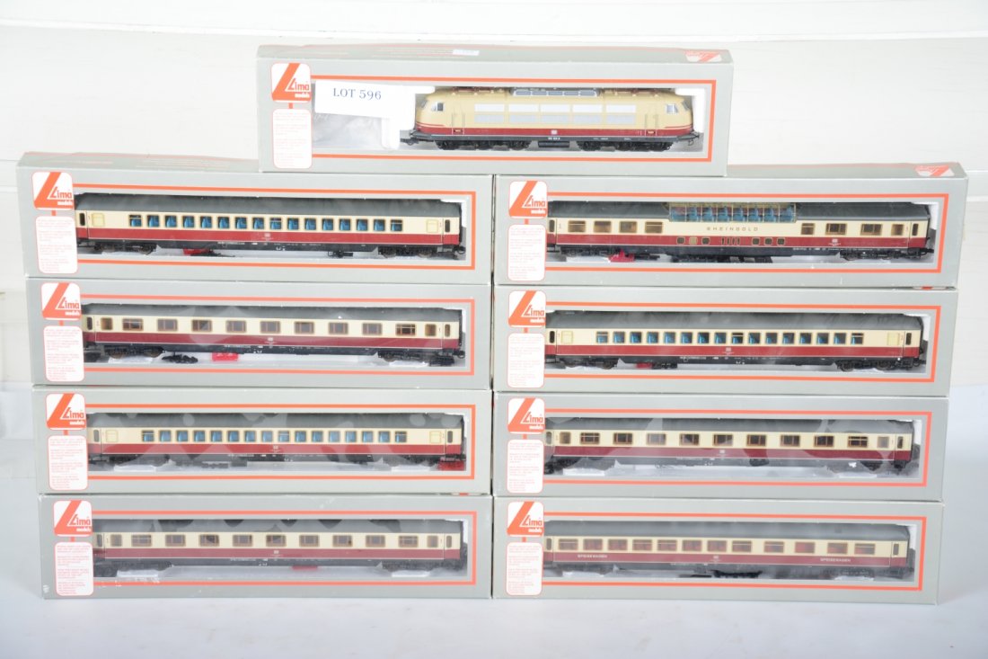 Lima HO TEE Train Set: Includes a 208119L CO-CO electric with 8 matching 30cm passenger cars. They show light runtime with C9 bodies with boxes.