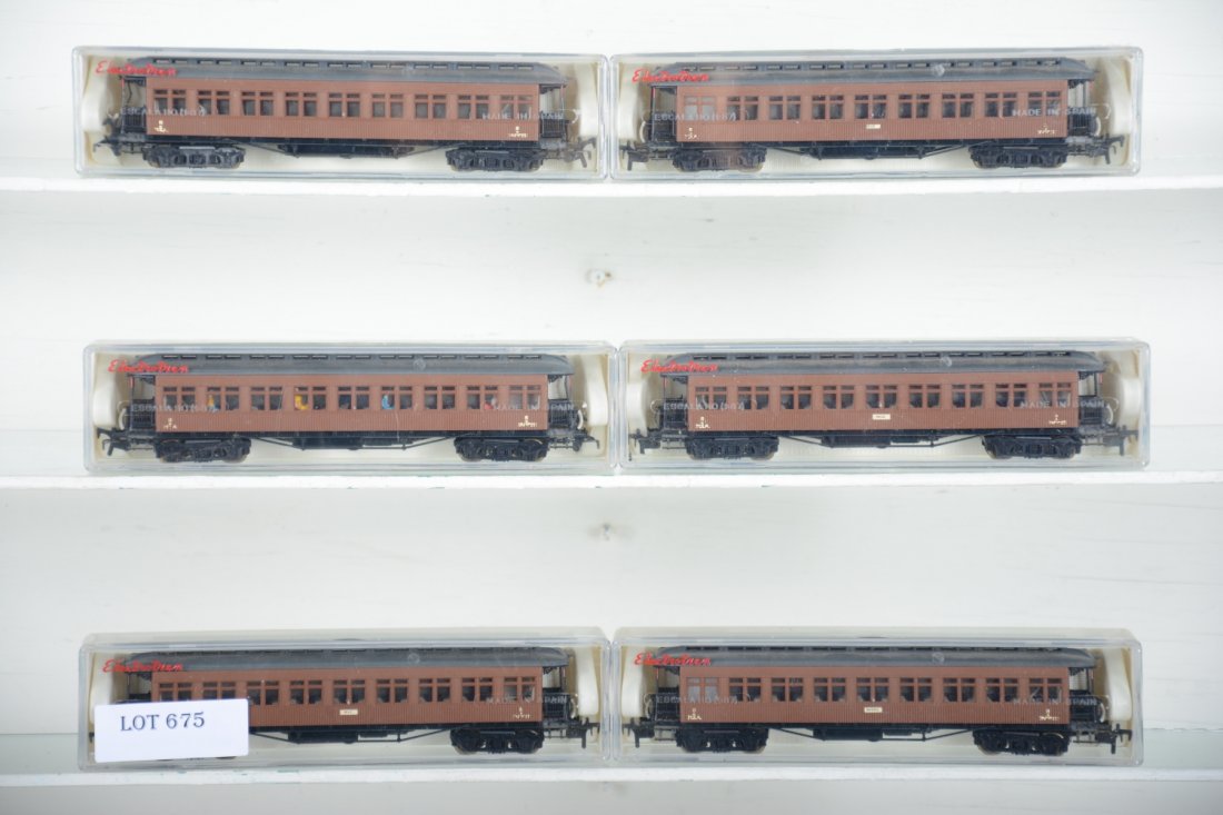 6 Electrotren HO 5004 Passenger Cars: Nice Marklin compatible 21cm cars, mixed couplers, all showing light playwear with boxes, C8