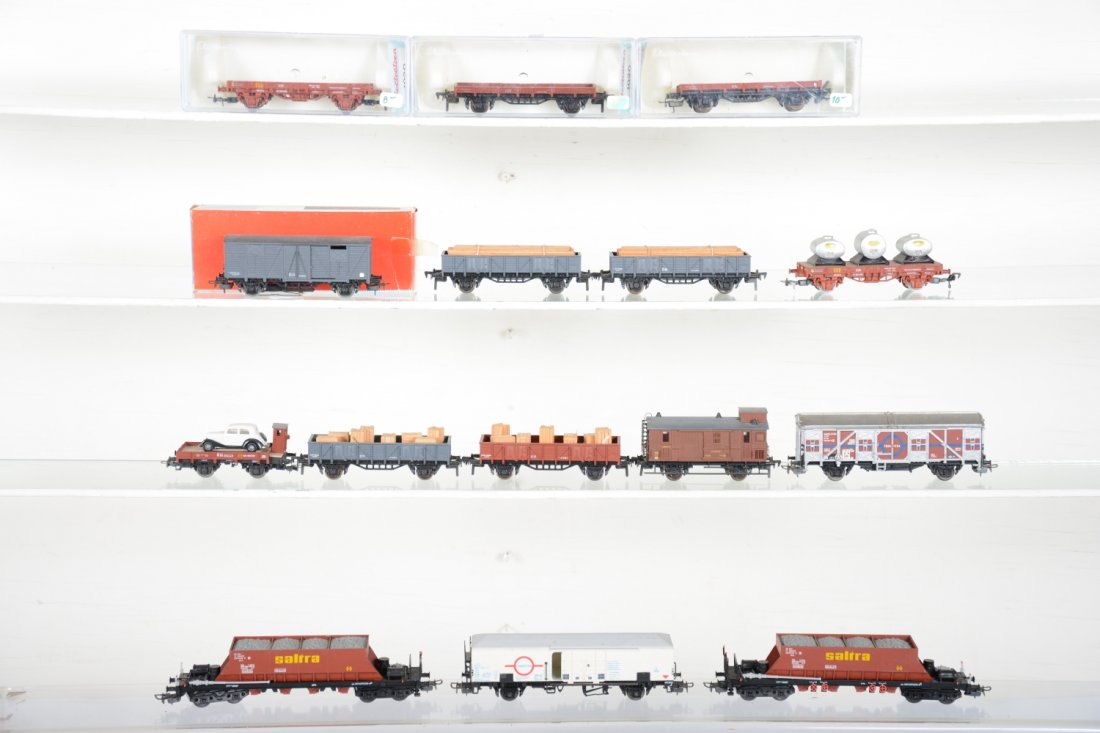 14+ Electrotren HO Freight Cars: Nice Marklin compatible cars including 3 boxed 11020, boxed 1302 goods, 2 #5201 Saltra; 1924 auto; 1470 goods; 856 RPO; 1402 goods and others. All show light playwear, C8