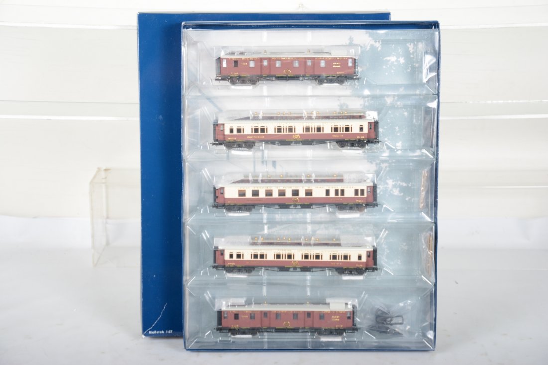 Lilliput HO L386000 Orient Express Passenger Cars: Nicely detailed 5-car set with Marklin & Hornby couplers included. It is new in setbox, C10
