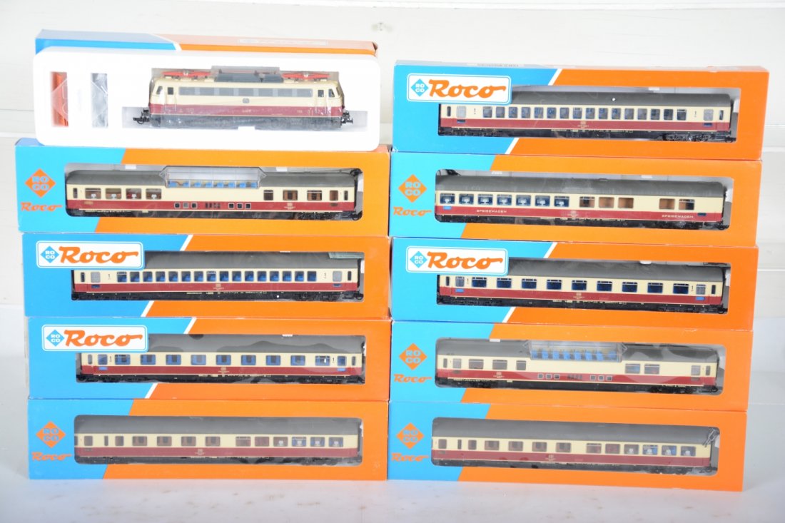 ROCO HO DB Express Passenger Set: 2-rail. Nice TEE colored set with a 43425 BO-BO electric with 9 matching passenger cars, all new in boxes, C10