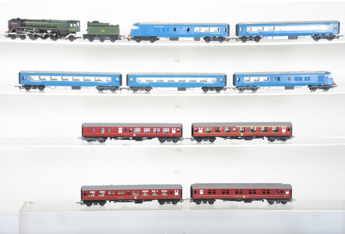 2 Tri-Ang Hornby HO Train Sets: Includes a 5 pc 26cm commuter set; 27.5cm Britannia loco with 4 streamline passenger cars. All could use a cleaning, but show light runtime, C7+-8