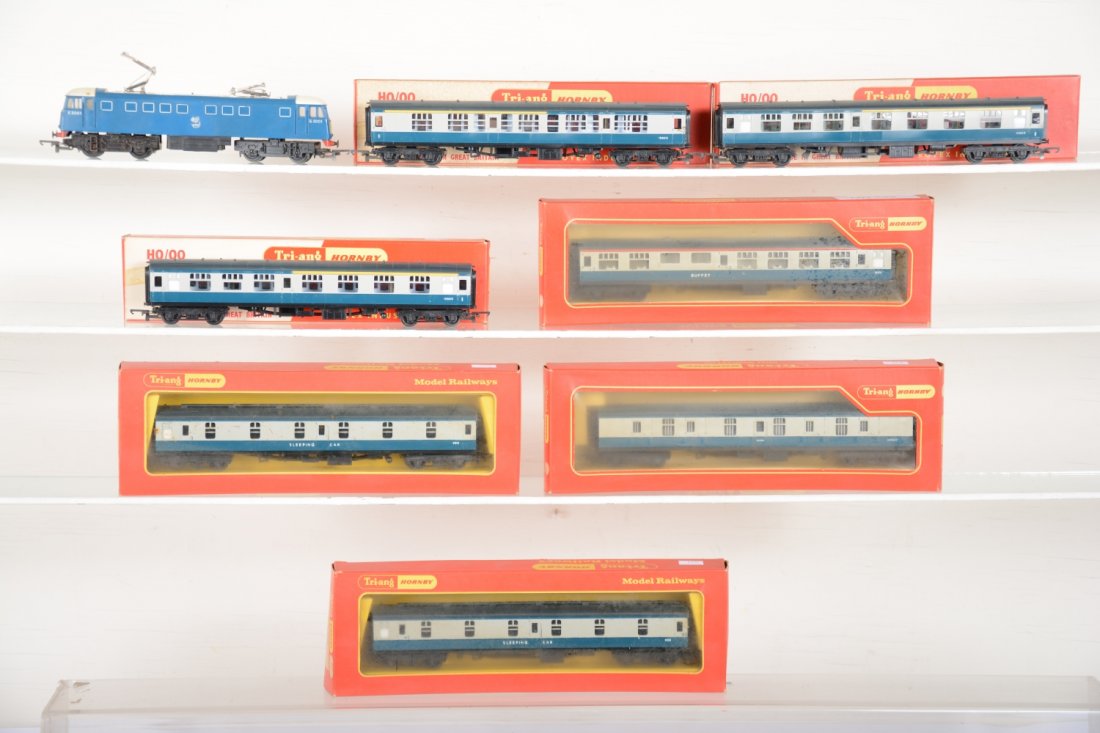Tri-Ang Hornby HO Commuter Train Set: Includes a 22cm E3001 electric, no box with 7 matching passenger cars with boxes. All could use a light cleaning, but show very light runtime, C7+-8