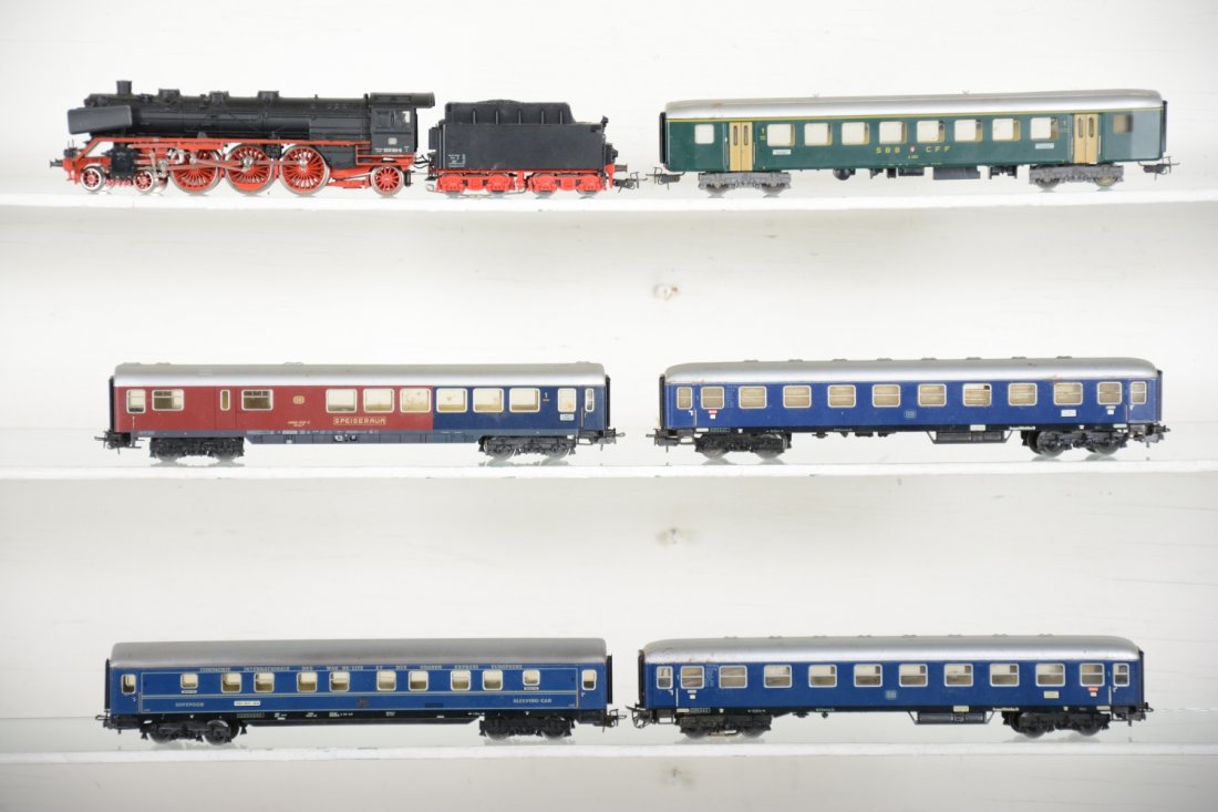 Marklin HO Steam Passenger Set: Includes a 27.5 cm 3048 4-6-2 express steam loco with 5 tin litho passenger cars, All show light to moderate playwear, C6+-7+