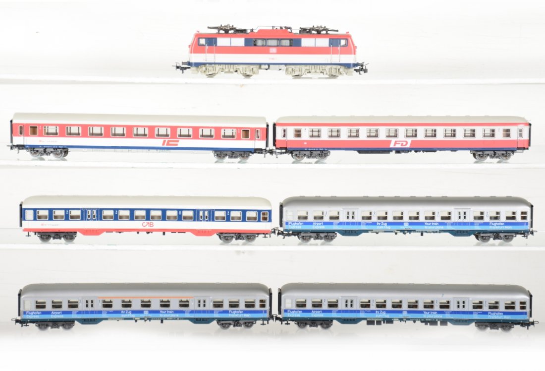 Marklin HO Commuter Set: Includes a 19cm 3172 BR111 BO-BO DB electric with 6 -27cm passenger cars. All show light playwear, C8
