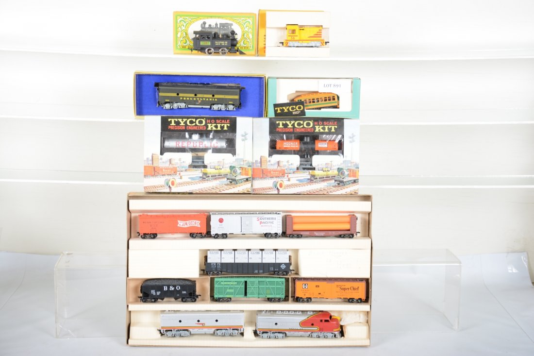 Early HO Trains Lot: Includes a nice Athearn boxed set with SF F7 AB diesels with 8 freight cars; 2 Tyco car kits; Tyco trolley; Athearn Little Hustler diesel, nice box; Silverline diecast B&O Teakettle tank loco, ob; Ath