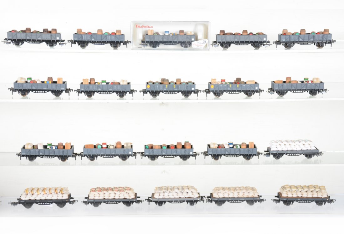 18+ Electrotren HO Freight Cars: Nice Marklin compatible cars with 8 #1108s, 1 boxed; 6- 11.5cm low cars with wood barrels; 6 low cars with flour sacks. All show light playwear, C8