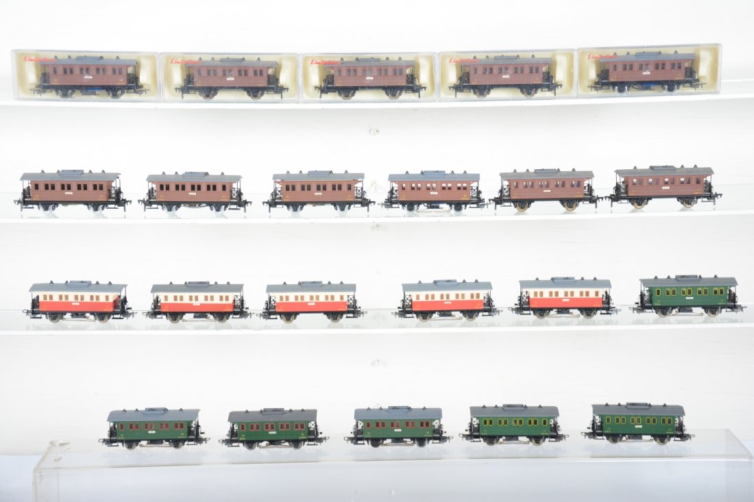 Large Lot Electrotren HO Passenger Cars: Nice 3-rail Marklin compatible cars with 11 #1500 brown coaches, 3 illuminated, 6 boxed; 6 illuminated green coaches & 5 red/white coaches, 4 are illuminated. All show light playwear, C8
