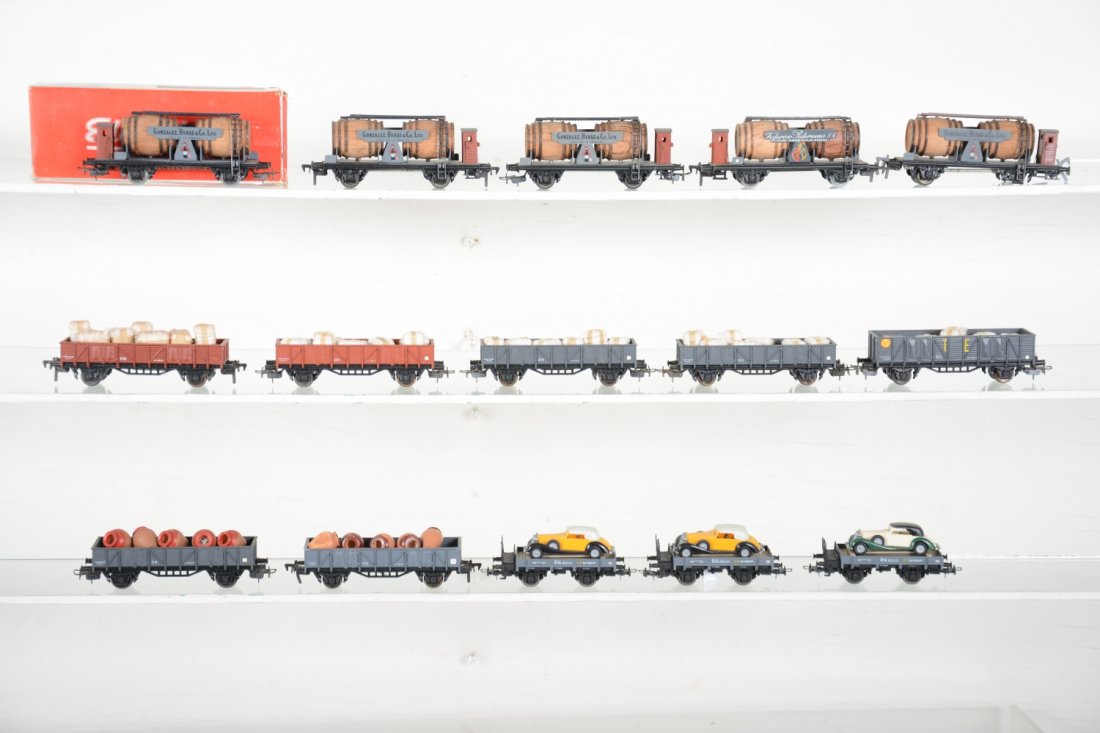 14+ Electrotren HO Freight Cars: Nice Marklin compatible cars, Including 4 #800 wine barrel cars, 1 boxed; 2 1001/11 low cars with jugs, 1 loose; 3 auto-loads; 5 low cars with cotton bales; 12cm Paterina wine barrel car. All show lig