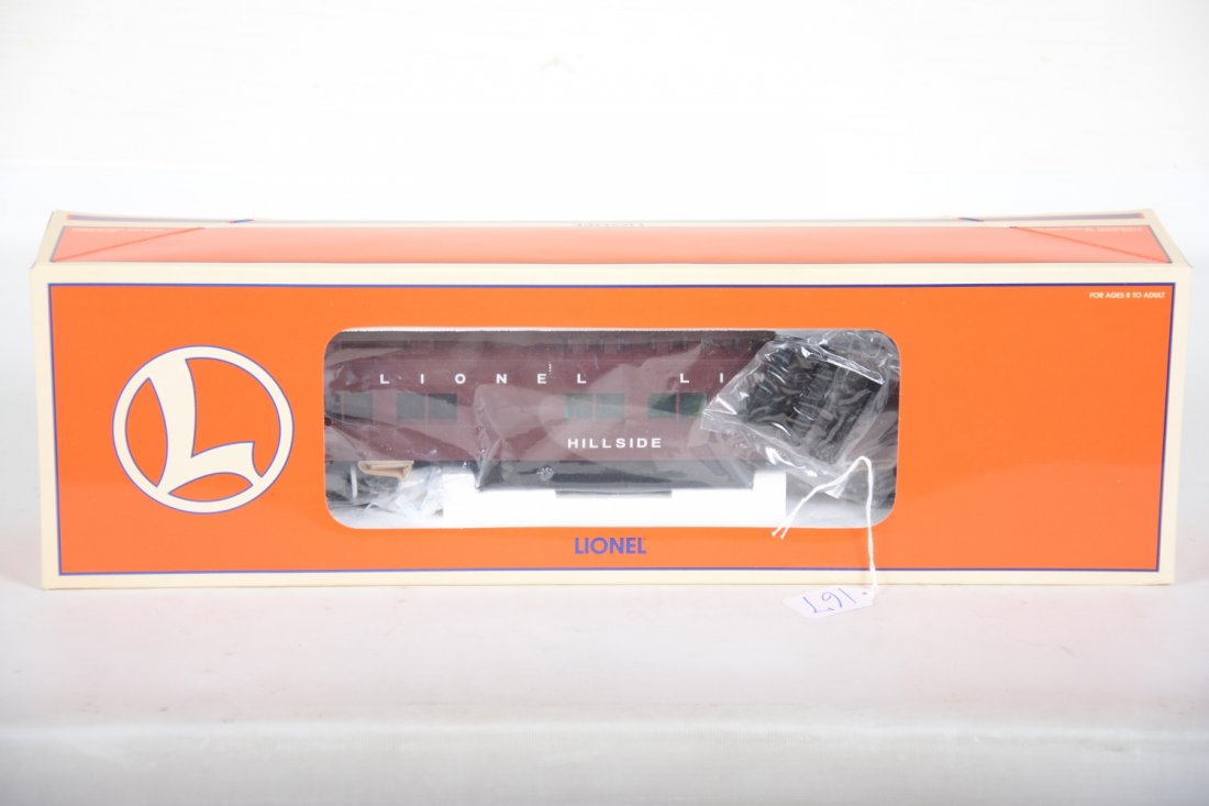 Lionel 15405 Hillside Heavyweight Diner with Sound: Nice car with full interior details even passengers, lights and StationSounds. It is new in box with shipper, C10