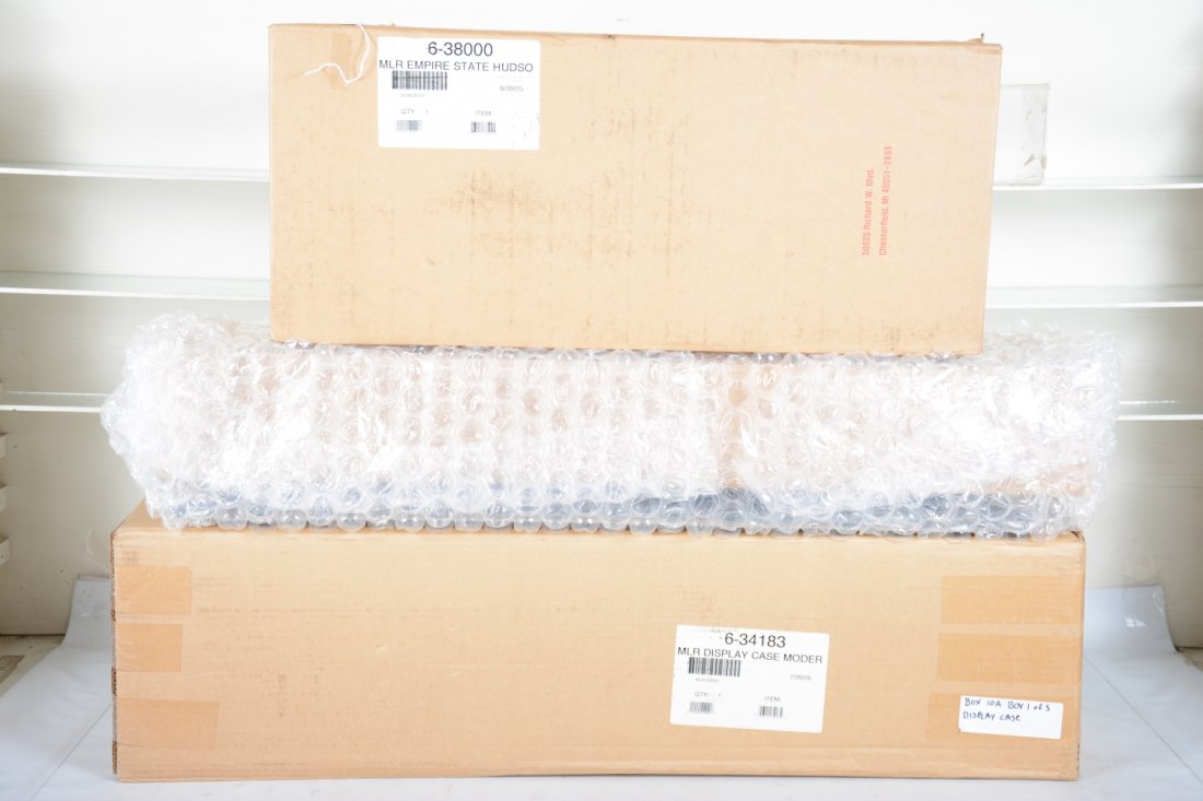 MINT Lionel 38000 Empire State Exp Loco with Case: Nice Century Club II issue. It is equipped with TMCC, RailSounds, smoke, ElectroCoupler and much more. It is sealed in its shipper, with 34183 display case, C10 See Next Lot for matching cars)