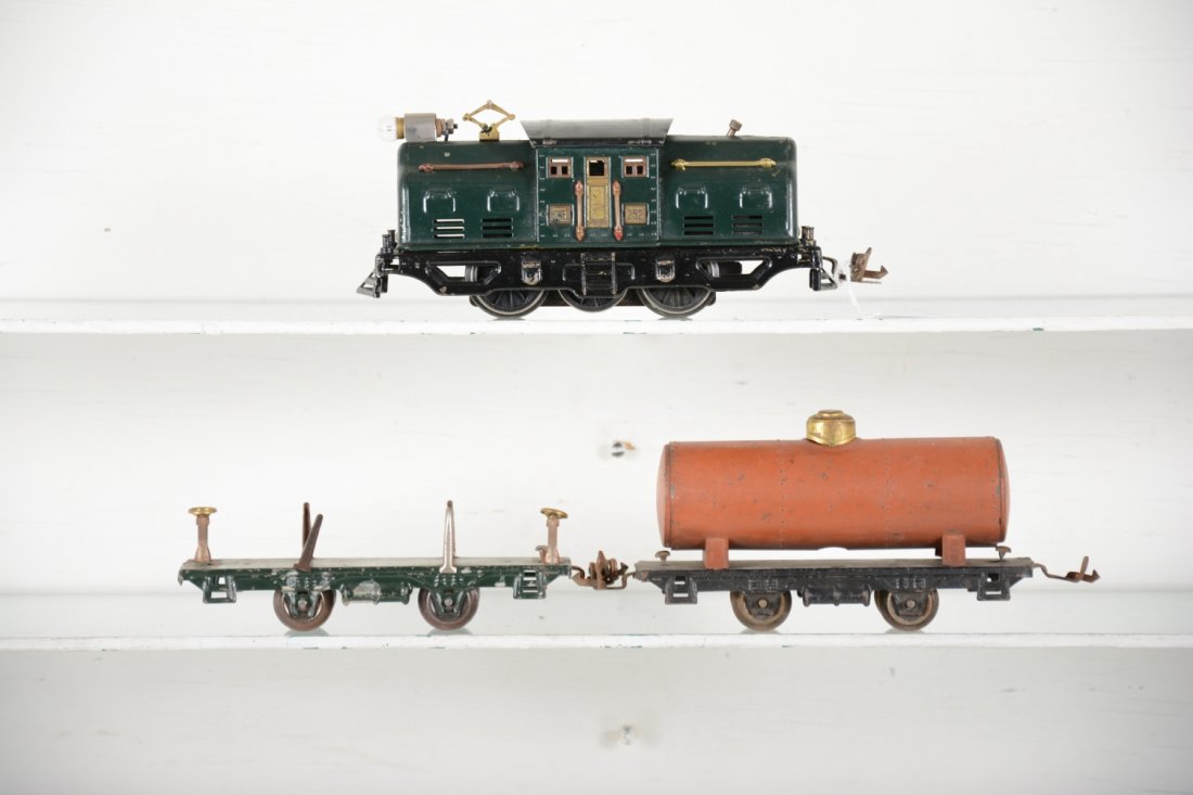 Lionel 252 Freight Set: Includes a 252 electric retro-fitted with a 1666 motor; 831 flat car; 804 tank car, lettering off 1 side. Paint shows moderate playwear, otherwise C5+-6